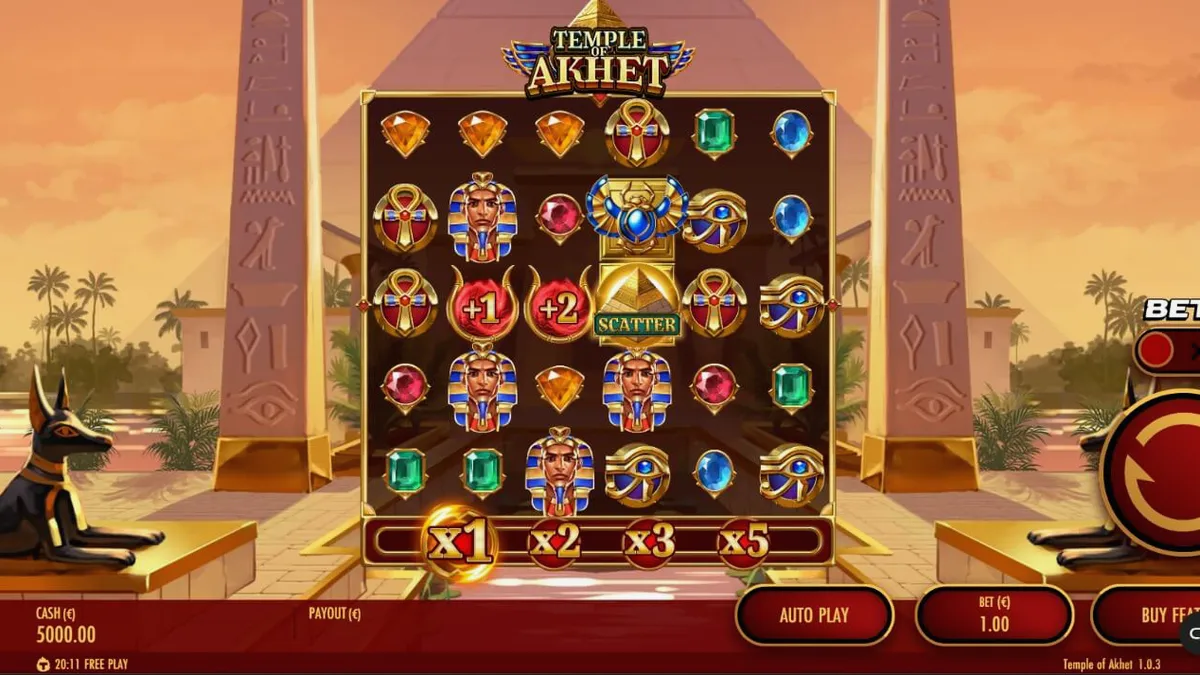 Tampilan visual slot Temple of Akhet dengan latar belakang piramida dan obelisk Mesir Kuno